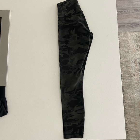 LuluLemon Wunder Under Size 4 - Picture 2 of 5